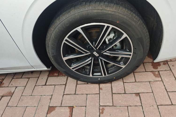 Used Geely Galaxy A7 2025 Model EM-i 70km Luxury Edition Right Front Wheel Hub