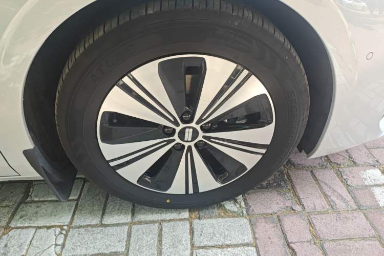 Used Geely Galaxy A7 2025 Model EM-i 150km Exploration+ Edition Right Front Wheel Hub