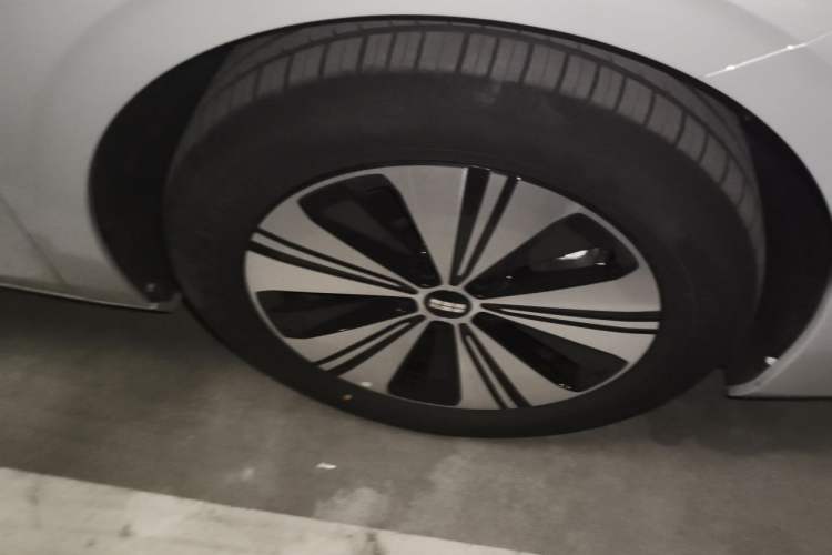 Used Geely Galaxy A7 2025 Model EM-i 150km Prestige Edition Right Front Wheel Hub