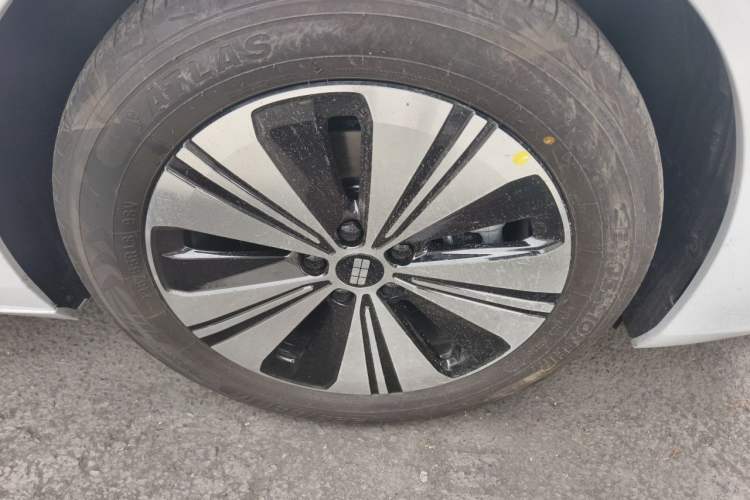 Used Geely Galaxy A7 2025 Model EM-i 150km Prestige Edition Right Front Wheel Hub