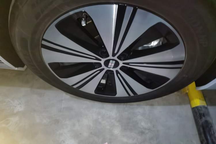 Used Geely Galaxy A7 2025 Model EM-i 150km Prestige Edition Right Front Wheel Hub
