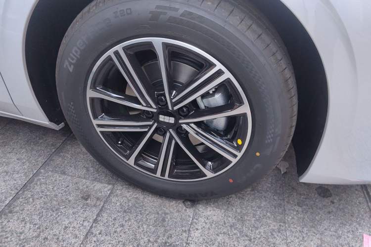 Used Geely Galaxy A7 2025 Model EM-i 70km Luxury Edition Right Front Wheel Hub