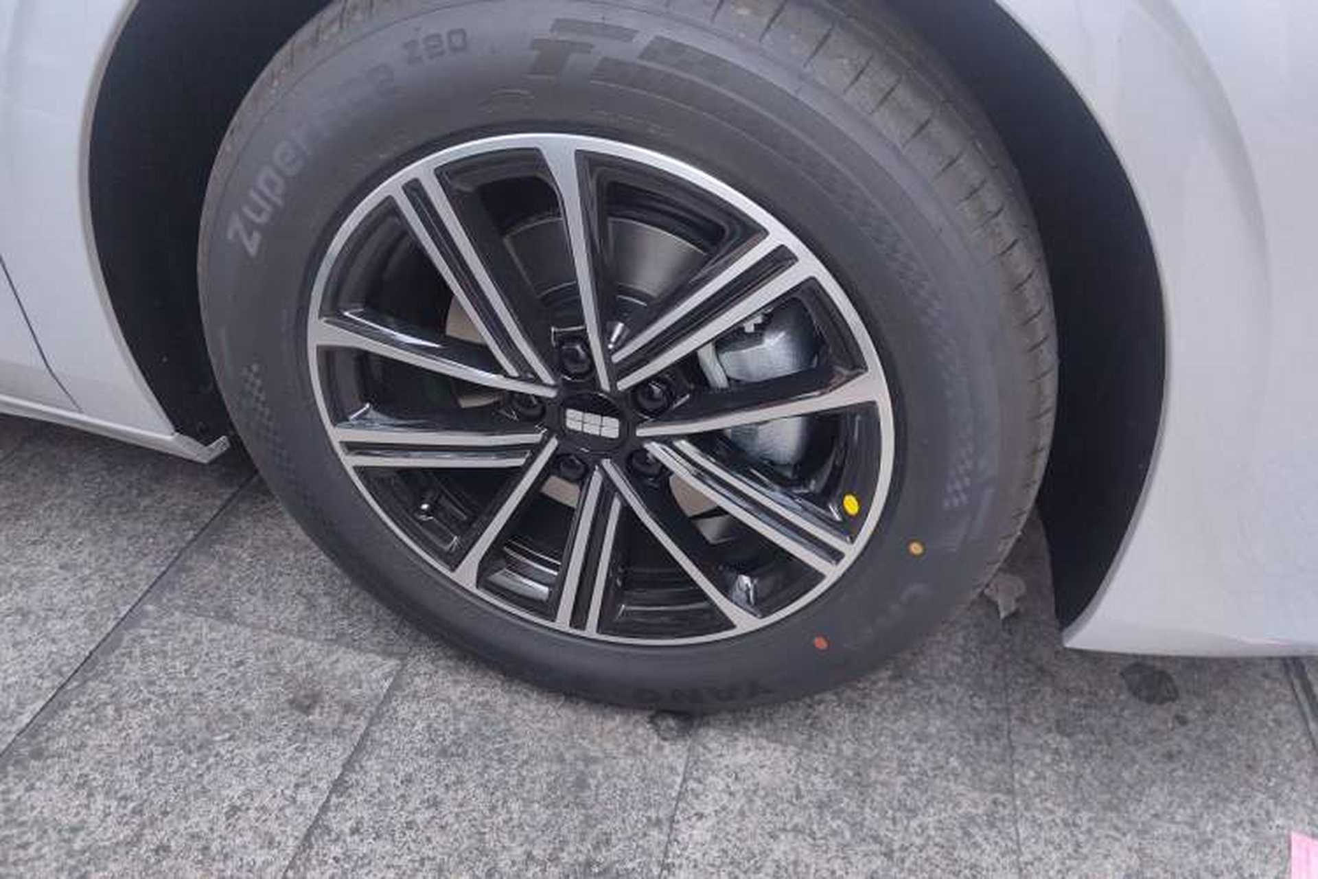 Used Geely Galaxy A7 2025 Model EM-i 70km Luxury Edition Right Front Wheel Hub