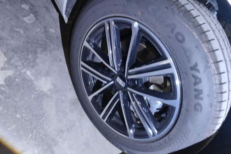 Used Geely Galaxy A7 2025 Model EM-i 70km Launch Edition Right Front Wheel Hub