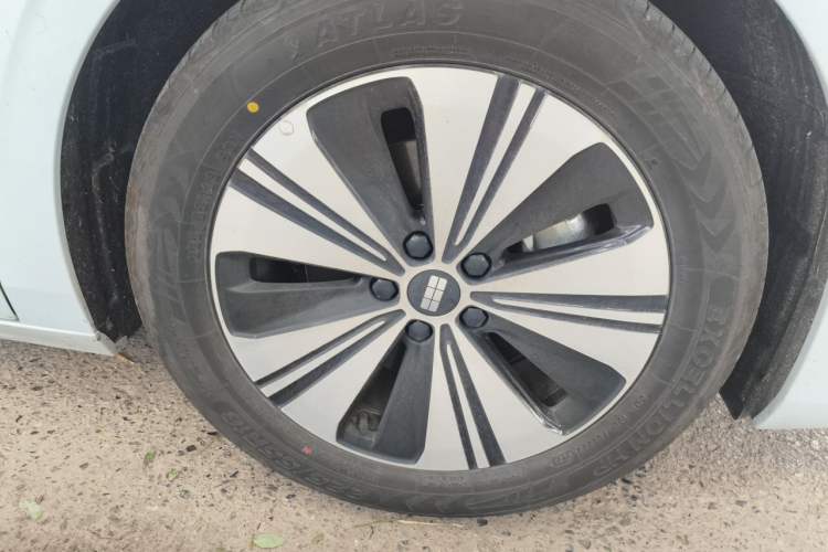 Used Geely Galaxy A7 2025 Model EM-i 150km Exploration+ Edition Right Front Wheel Hub
