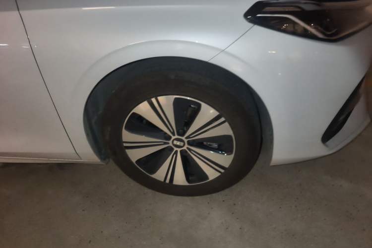 Used Geely Galaxy A7 2025 Model EM-i 150km Prestige Edition Right Front Wheel Hub
