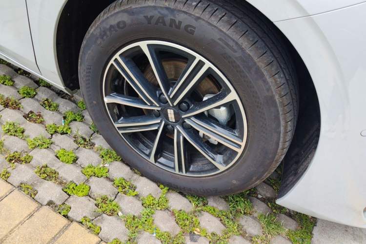 Used Geely Galaxy A7 2025 Model EM-i 70km Launch Edition Right Front Wheel Hub