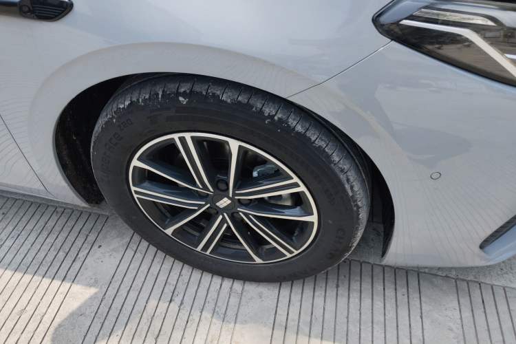 Used Geely Galaxy A7 2025 Model EM-i 70km Exploration Edition Right Front Wheel Hub