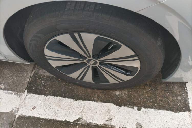 Used Geely Galaxy A7 2025 Model EM-i 150km Exploration+ Edition Right Front Wheel Hub