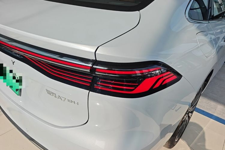 Used Geely Galaxy A7 2025 Model EM-i 150km Starship Edition Right Rear Taillight