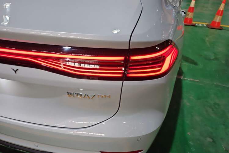 Used Geely Galaxy A7 2025 Model EM-i 150km Prestige Edition Right Rear Taillight