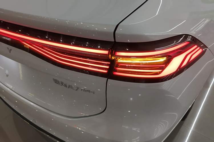 Used Geely Galaxy A7 2025 Model EM-i 150km Starship Edition Right Rear Taillight