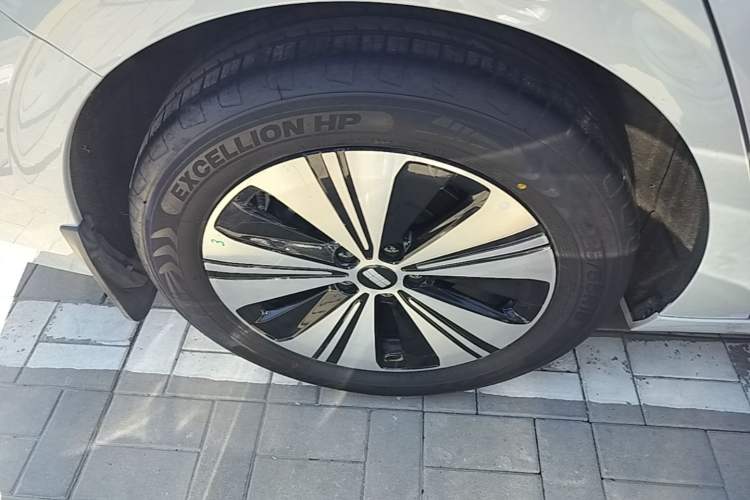 Used Geely Galaxy A7 2025 Model EM-i 150km Exploration+ Edition Right Rear Wheel Hub