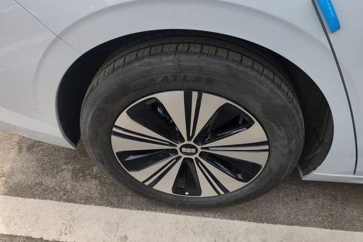 Used Geely Galaxy A7 2025 Model EM-i 150km Exploration+ Edition Right Rear Wheel Hub