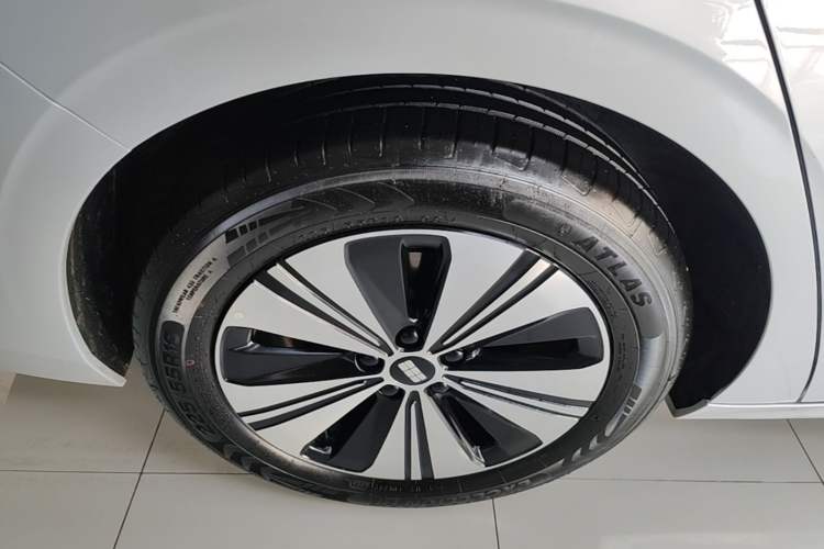Used Geely Galaxy A7 2025 Model EM-i 150km Exploration+ Edition Right Rear Wheel Hub