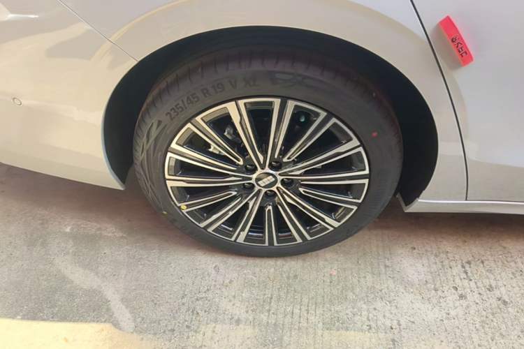 Used Geely Galaxy A7 2025 Model EM-i 150km Starship Edition Right Rear Wheel Hub