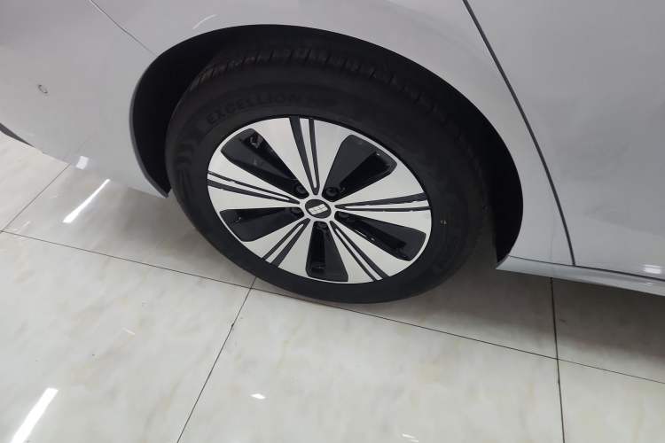 Used Geely Galaxy A7 2025 Model EM-i 150km Exploration+ Edition Right Rear Wheel Hub