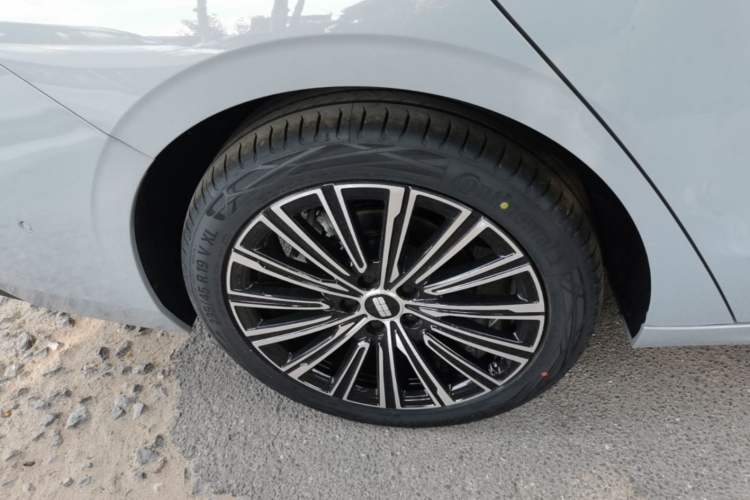 Used Geely Galaxy A7 2025 Model EM-i 150km Starship Edition Right Rear Wheel Hub
