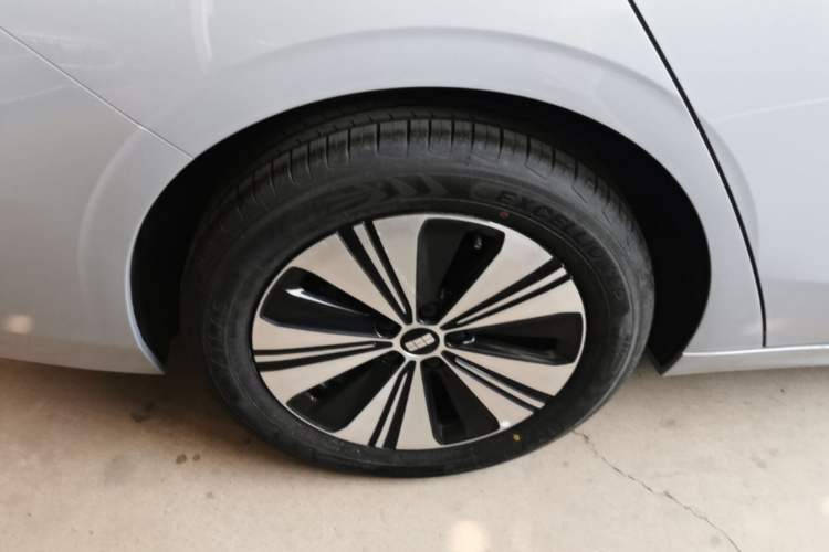 Used Geely Galaxy A7 2025 Model EM-i 150km Exploration+ Edition Right Rear Wheel Hub
