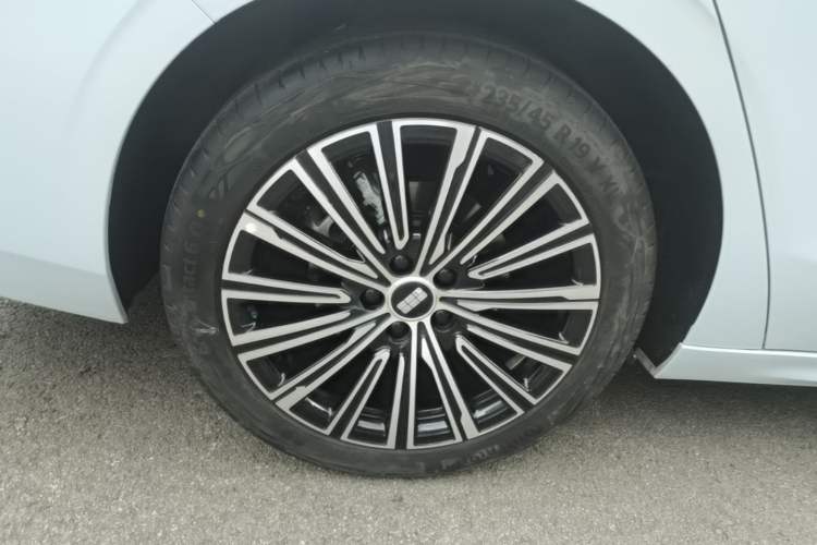 Used Geely Galaxy A7 2025 Model EM-i 150km Starship Edition Right Rear Wheel Hub