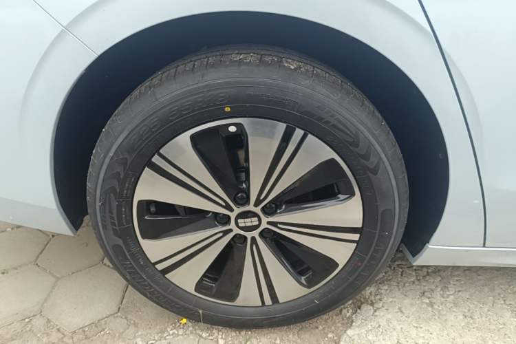 Used Geely Galaxy A7 2025 Model EM-i 150km Prestige Edition Right Rear Wheel Hub