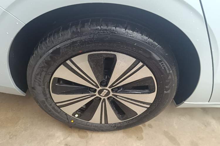 Used Geely Galaxy A7 2025 Model EM-i 150km Prestige Edition Right Rear Wheel Hub