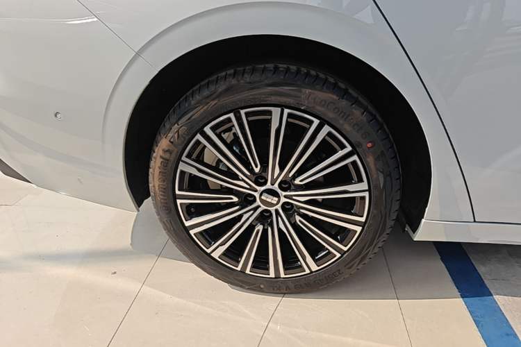 Used Geely Galaxy A7 2025 Model EM-i 150km Starship Edition Right Rear Wheel Hub