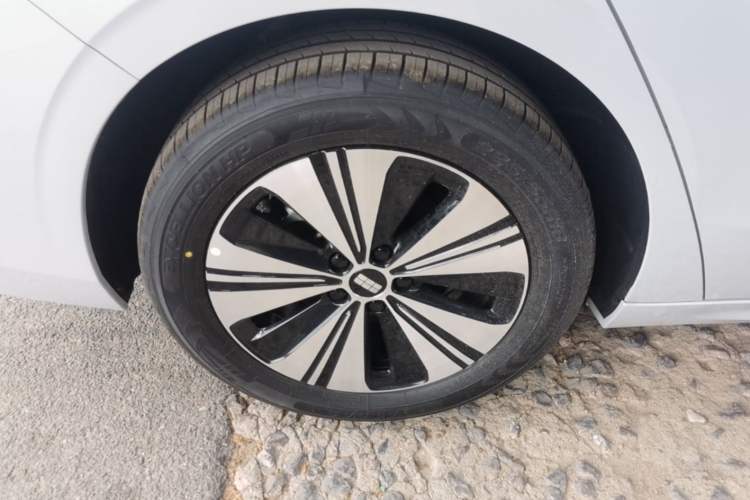 Used Geely Galaxy A7 2025 Model EM-i 150km Prestige Edition Right Rear Wheel Hub