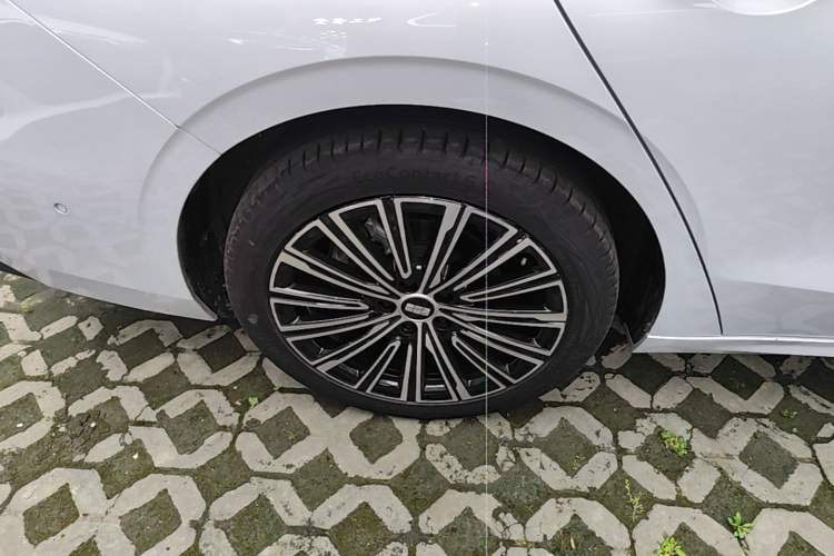 Used Geely Galaxy A7 2025 Model EM-i 150km Starship Edition Right Rear Wheel Hub