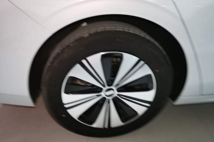 Used Geely Galaxy A7 2025 Model EM-i 150km Prestige Edition Right Rear Wheel Hub