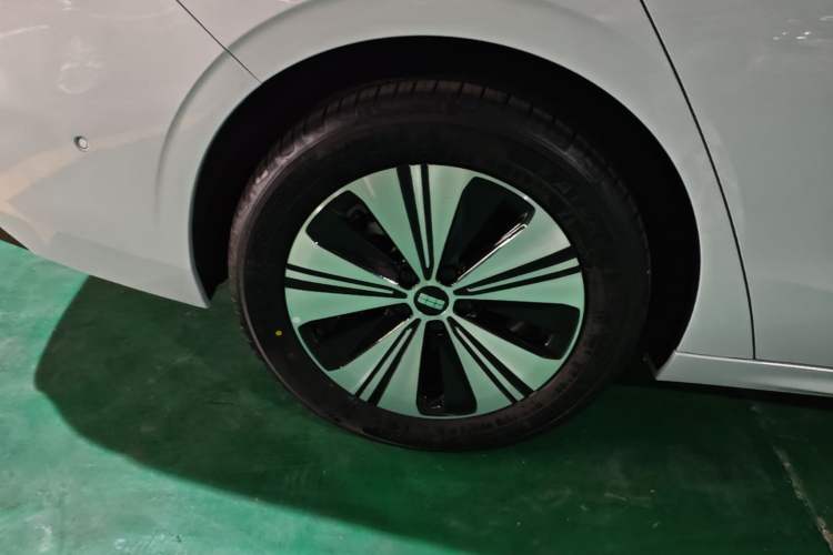Used Geely Galaxy A7 2025 Model EM-i 150km Prestige Edition Right Rear Wheel Hub