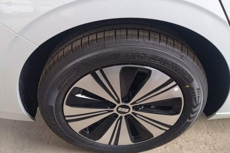 Used Geely Galaxy A7 2025 Model EM-i 150km Long-Distance Edition Right Rear Wheel Hub