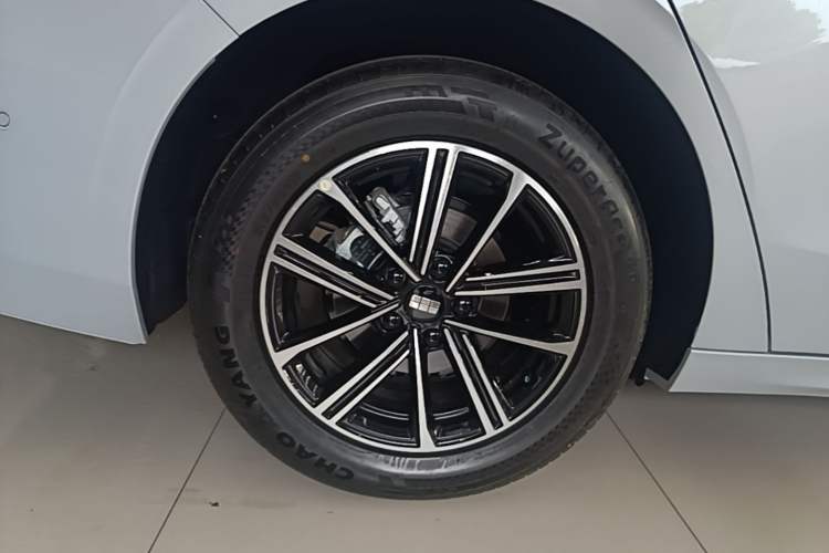 Used Geely Galaxy A7 2025 Model EM-i 70km Exploration Edition Right Rear Wheel Hub