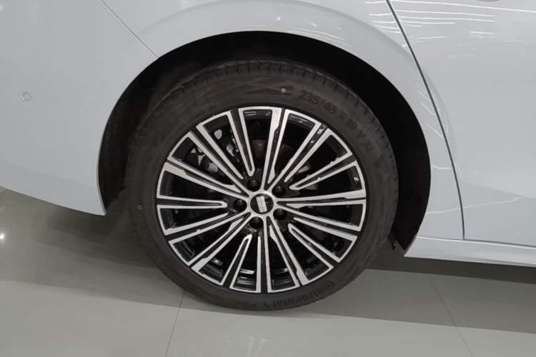 Used Geely Galaxy A7 2025 Model EM-i 150km Starship Edition Right Rear Wheel Hub