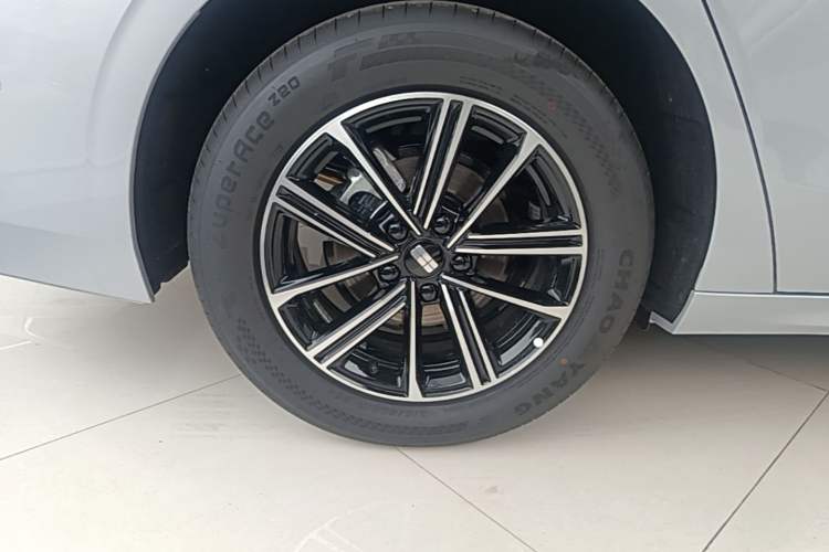 Used Geely Galaxy A7 2025 Model EM-i 70km Launch Edition Right Rear Wheel Hub