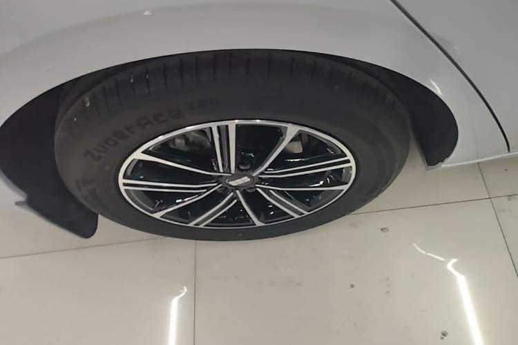 Used Geely Galaxy A7 2025 Model EM-i 70km Luxury Edition Right Rear Wheel Hub