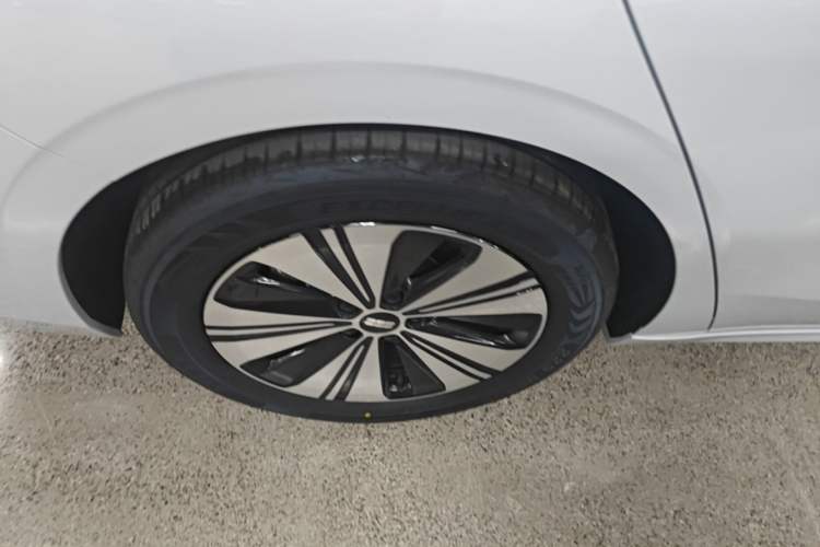 Used Geely Galaxy A7 2025 Model EM-i 150km Exploration+ Edition Right Rear Wheel Hub