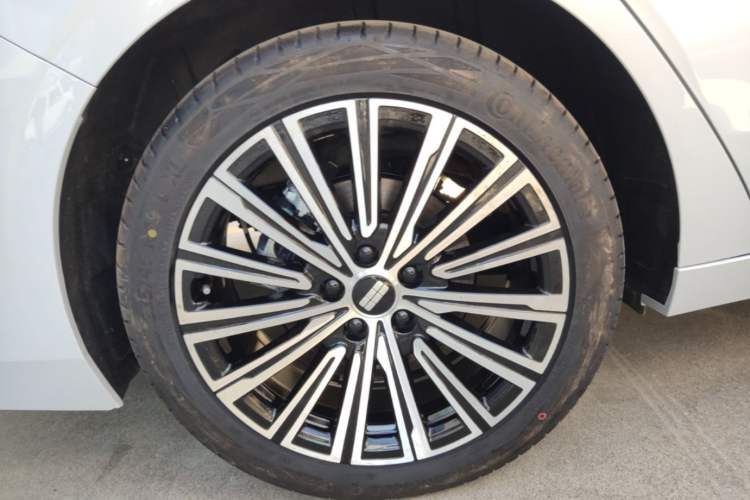 Used Geely Galaxy A7 2025 Model EM-i 150km Starship Edition Right Rear Wheel Hub