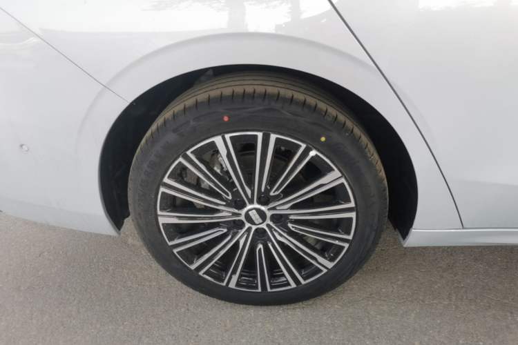 Used Geely Galaxy A7 2025 Model EM-i 150km Starship Edition Right Rear Wheel Hub