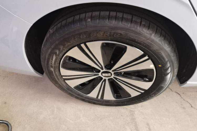 Used Geely Galaxy A7 2025 Model EM-i 150km Prestige Edition Right Rear Wheel Hub