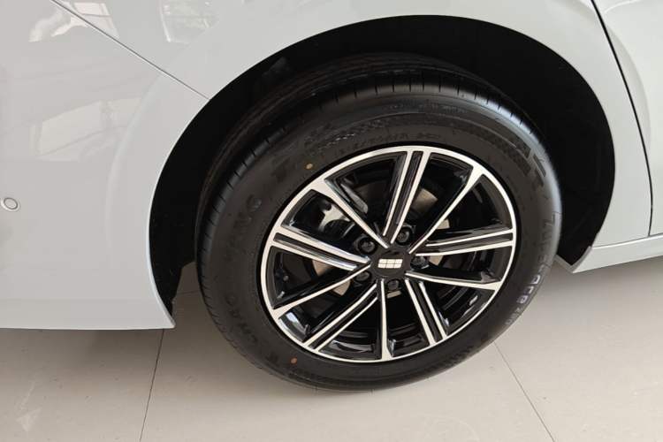 Used Geely Galaxy A7 2025 Model EM-i 70km Exploration Edition Right Rear Wheel Hub