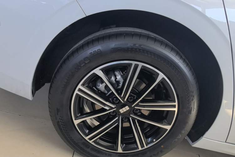 Used Geely Galaxy A7 2025 Model EM-i 70km Exploration Edition Right Rear Wheel Hub