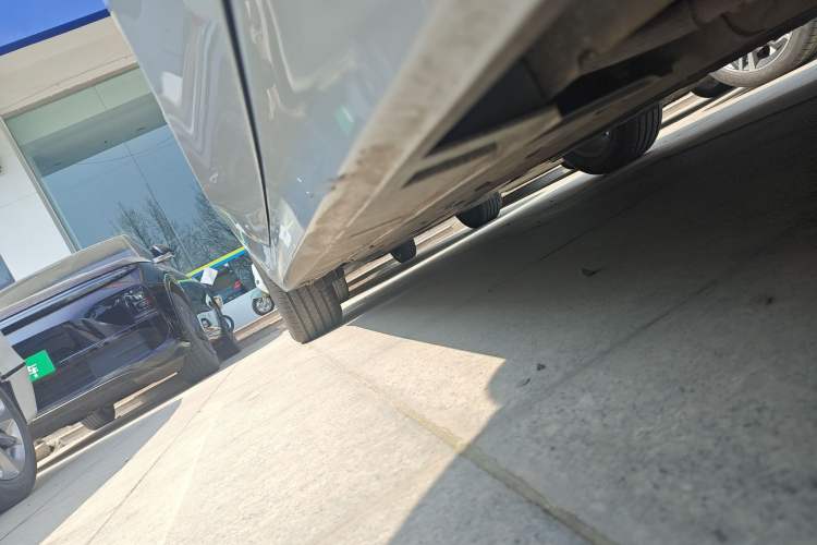Used Geely Galaxy A7 2025 Model EM-i 70km Luxury Edition Right Side Sill