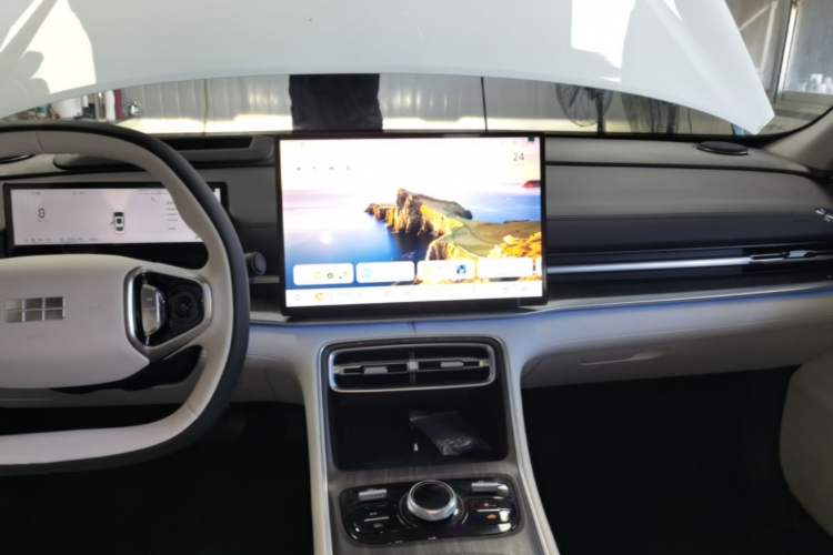 Used Geely Galaxy A7 2025 Model EM-i 150km Starship Edition Audio And AC Panel