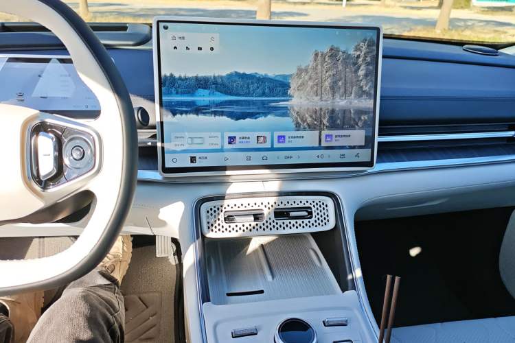 Used Geely Galaxy A7 2025 Model EM-i 150km Starship Edition Audio And AC Panel