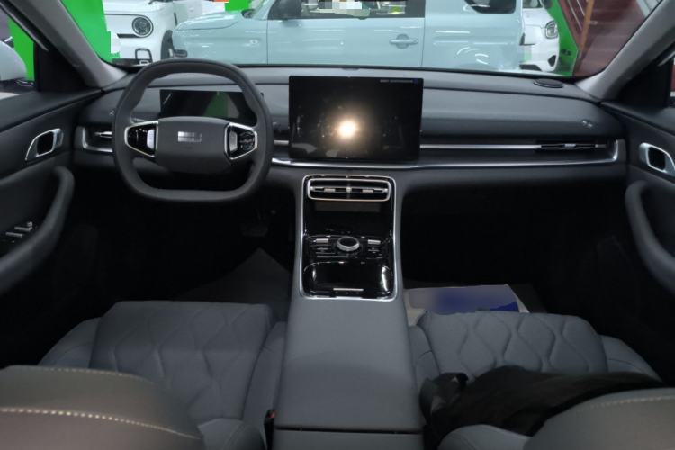 Used Geely Galaxy A7 2025 Model EM-i 70km Luxury Edition Center Console