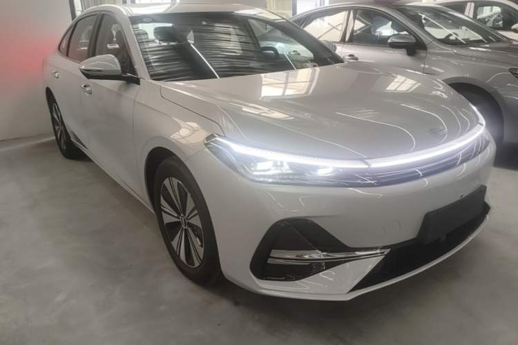 Used Geely Galaxy A7 2025 Model EM-i 150km Prestige Edition Front Right 45 Deg