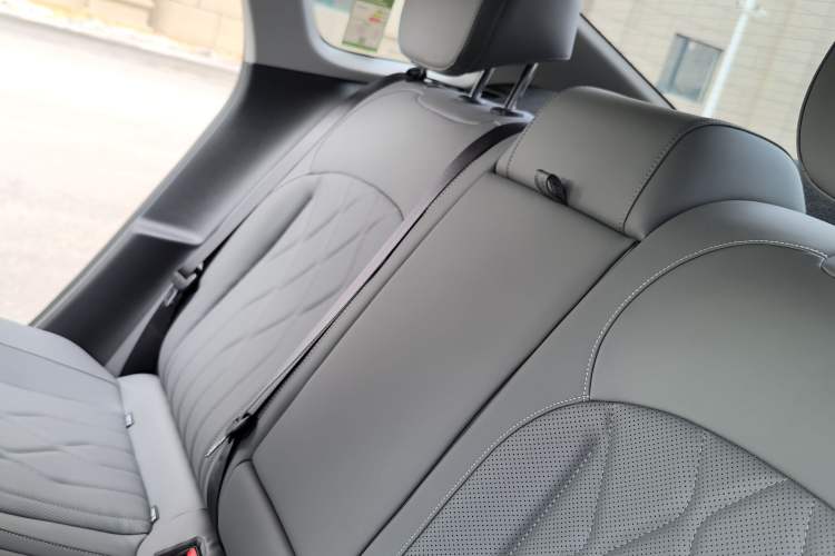 Used Geely Galaxy A7 2025 Model EM-i 70km Luxury Edition Interior 15