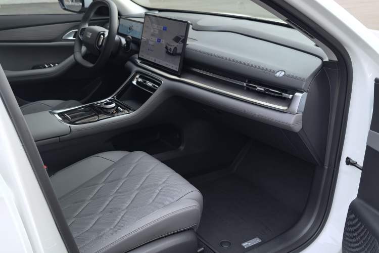 Used Geely Galaxy A7 2025 Model EM-i 70km Luxury Edition Interior 3