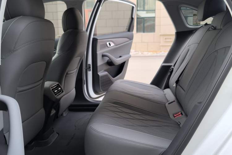 Used Geely Galaxy A7 2025 Model EM-i 70km Luxury Edition Interior 4